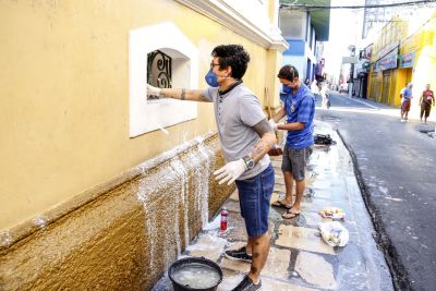 galeria: Trabalhadores do entorno do Arquivo Público lavam paredes e calçadas do prédio