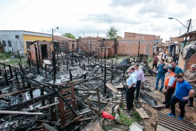 galeria: Governo presta assistência a vítimas de incêndio na Cabanagem