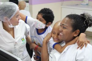 notícia: Crianças em tratamento distribuem carinho no Hospital Oncológico Infantil