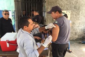 notícia: Detentos e funcionários começam a receber vacina contra a gripe