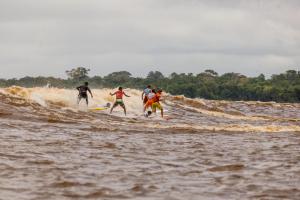 notícia: Governo incentiva surf na pororoca em São Domingos do Capim