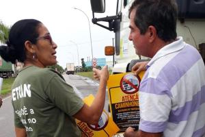 notícia: Detran realiza ação educativa com caminhoneiros