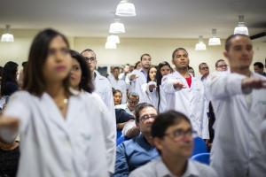 notícia: Calouros de medicina da Uepa participam da 'Cerimônia do Jaleco'
