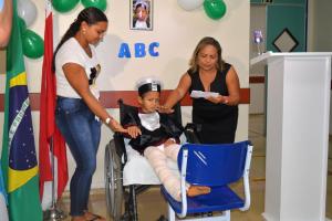 notícia: Hospital Metropolitano promove formatura de ABC para paciente no Centro de Queimados 