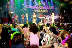 notícia: Mais de 4 mil foliões participaram 19° Baile da Terceira Idade promovido pela Seel