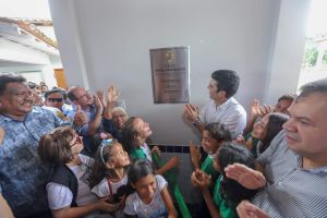 notícia: Governo e Prefeitura entregam Escola Magalhães Barata na zona rural de Colares