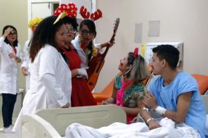 notícia: Ação de pré-Carnaval alegra e sensibiliza pacientes do Galileu