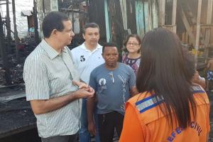 notícia: Equipe da Cohab visita famílias vítimas de incêndio em Belém