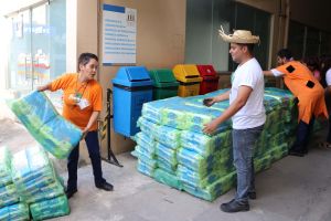 notícia: Grupo de Humanização da Santa Casa recebe doação de fraldas