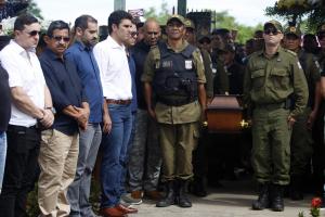 notícia: Governador Helder Barbalho vai a velório de PM assassinado em Mosqueiro e presta homenagens