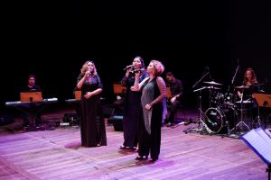 galeria: "Cantiga de Mãe" apresenta repertório cheio de emoção no palco do Theatro da Paz