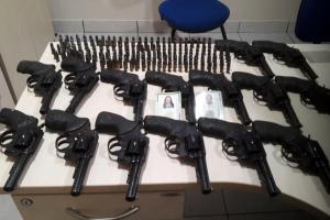 galeria: Polícia Civil apreende armas e munições em casa na Marambaia