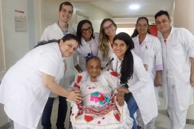 notícia: Atendimento humanizado proporciona momento de alegria à paciente centenária 