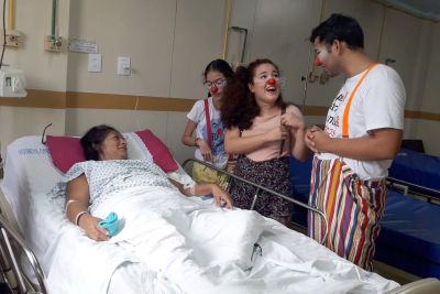 notícia: Palhaços Curativos visitam pacientes no Ophir Loyola