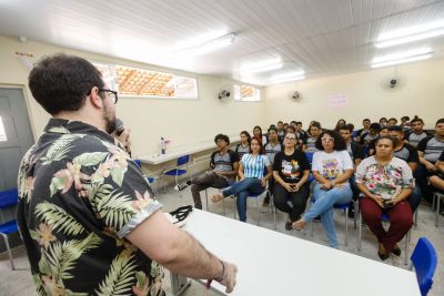 notícia: Escritor e youtuber da temática LGBT conversa com alunos de escola estadual no Jurunas