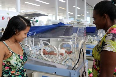 notícia: Criança que nasceu com a ajuda de PMs recebe alta da Santa Casa