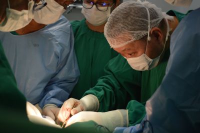notícia: Hospital de Santarém realiza cirurgia de alta complexidade em crianças para recuperar mobilidade