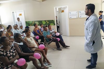 notícia: Dezenas de usuários participam de programção alusiva ao Outubro Rosa