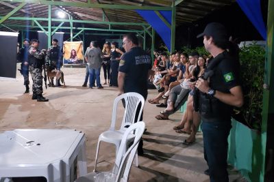notícia: Festa é encerrada pela polícia por poluição sonora e consumo de drogas