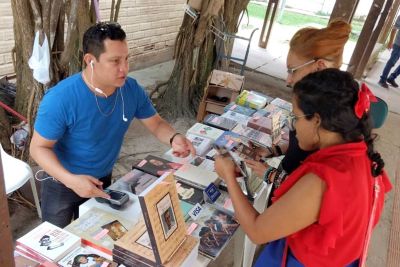 notícia: Ioepa oferece livros de autores paraenses a estudantes da Uepa