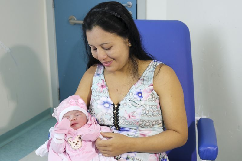 Roseane Silva da Silva, 29, que mora em Abaetetuba deu a luz à pequena Alice, que chegou ao mundo às 0h31 de parto cesárea, pesando 3,746 kg. <div class='credito_fotos'>Foto: Ascom / FSCMPA   |   <a href='/midias/2020/originais/5835_682d4f81-c257-2b4a-e7e0-42c58c9d2f30.jpg' download><i class='fa-solid fa-download'></i> Download</a></div>