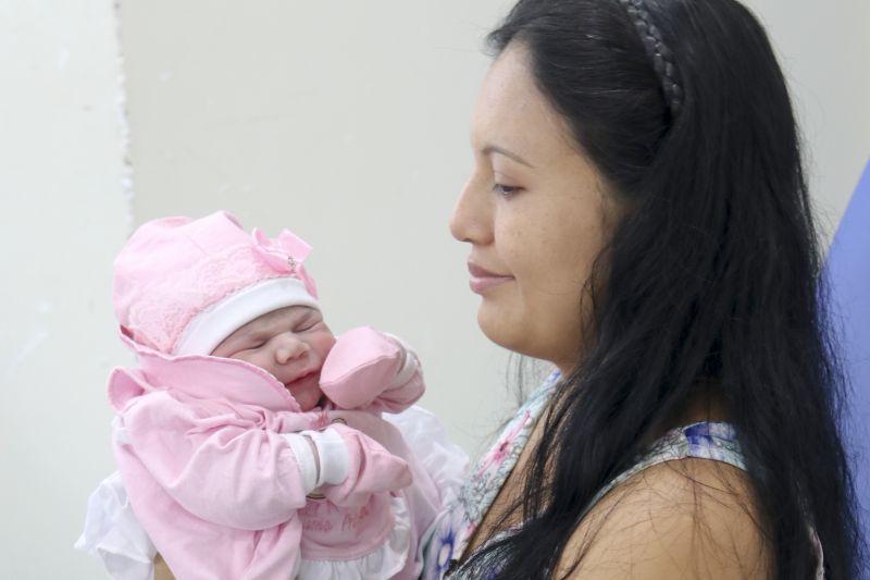 Roseane Silva da Silva, 29, que mora em Abaetetuba deu a luz à pequena Alice, que chegou ao mundo às 0h31 de parto cesárea, pesando 3,746 kg. <div class='credito_fotos'>Foto: Ascom / FSCMPA   |   <a href='/midias/2020/originais/5835_6cb5220c-4e77-69df-4cbb-e9062e27ed58.jpg' download><i class='fa-solid fa-download'></i> Download</a></div>