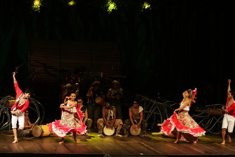 Músicos, bailarinos, coral e solistas interpretaram a natureza para um público que lotou o Teatro da Paz, no final da manhã deste domingo (12). O Musical "Árvores que tocam" faz parte da programação Preamar Cabano. Uma iniciativa do Governo do Estado, por meio da Secretaria de Cultura do Estado. <div class='credito_fotos'>Foto: Bruno Cecim / Ag.Pará   |   <a href='/midias/2020/originais/5854_3bccd039-f293-fd55-c010-f407abd81547.jpg' download><i class='fa-solid fa-download'></i> Download</a></div>