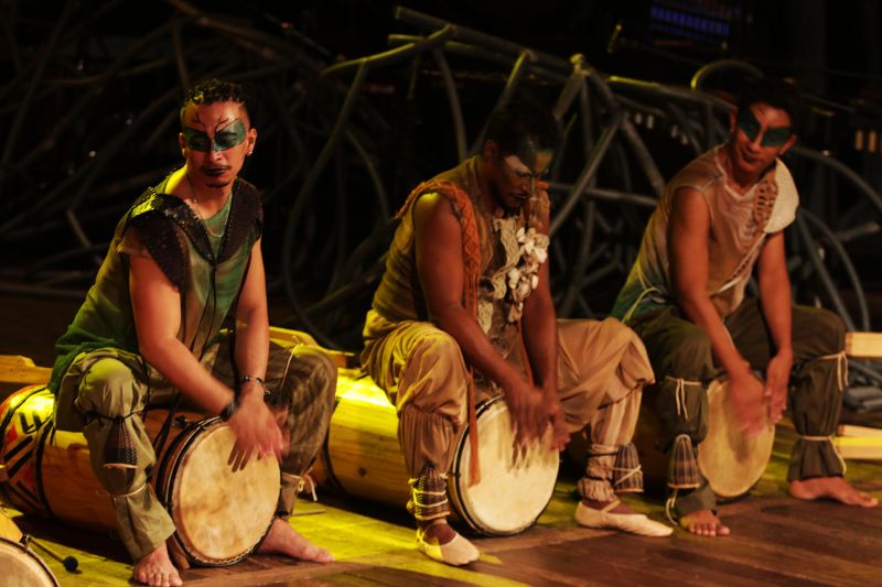 Músicos, bailarinos, coral e solistas interpretaram a natureza para um público que lotou o Teatro da Paz, no final da manhã deste domingo (12). O Musical "Árvores que tocam" faz parte da programação Preamar Cabano. Uma iniciativa do Governo do Estado, por meio da Secretaria de Cultura do Estado. <div class='credito_fotos'>Foto: Bruno Cecim / Ag.Pará   |   <a href='/midias/2020/originais/5854_4853568a-26b7-64df-75b0-b80b10383504.jpg' download><i class='fa-solid fa-download'></i> Download</a></div>