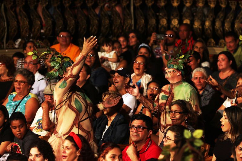 Músicos, bailarinos, coral e solistas interpretaram a natureza para um público que lotou o Teatro da Paz, no final da manhã deste domingo (12). O Musical "Árvores que tocam" faz parte da programação Preamar Cabano. Uma iniciativa do Governo do Estado, por meio da Secretaria de Cultura do Estado. <div class='credito_fotos'>Foto: Bruno Cecim / Ag.Pará   |   <a href='/midias/2020/originais/5854_923460f0-3264-18e7-4b5f-4adb8677b925.jpg' download><i class='fa-solid fa-download'></i> Download</a></div>