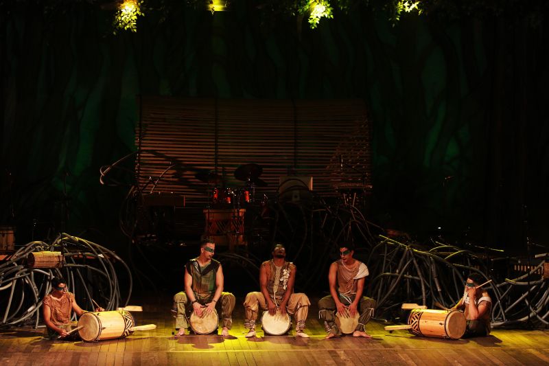 Músicos, bailarinos, coral e solistas interpretaram a natureza para um público que lotou o Teatro da Paz, no final da manhã deste domingo (12). O Musical "Árvores que tocam" faz parte da programação Preamar Cabano. Uma iniciativa do Governo do Estado, por meio da Secretaria de Cultura do Estado. <div class='credito_fotos'>Foto: Bruno Cecim / Ag.Pará   |   <a href='/midias/2020/originais/5854_a2aade02-185c-cd67-ad82-bf9fd493a59a.jpg' download><i class='fa-solid fa-download'></i> Download</a></div>