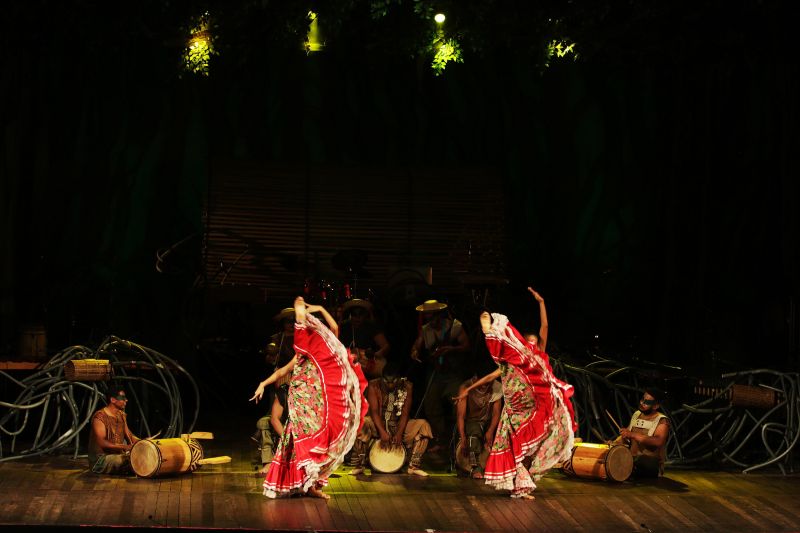 Músicos, bailarinos, coral e solistas interpretaram a natureza para um público que lotou o Teatro da Paz, no final da manhã deste domingo (12). O Musical "Árvores que tocam" faz parte da programação Preamar Cabano. Uma iniciativa do Governo do Estado, por meio da Secretaria de Cultura do Estado. <div class='credito_fotos'>Foto: Bruno Cecim / Ag.Pará   |   <a href='/midias/2020/originais/5854_e9285b4b-7fa0-6cc0-34df-24a81155e09b.jpg' download><i class='fa-solid fa-download'></i> Download</a></div>