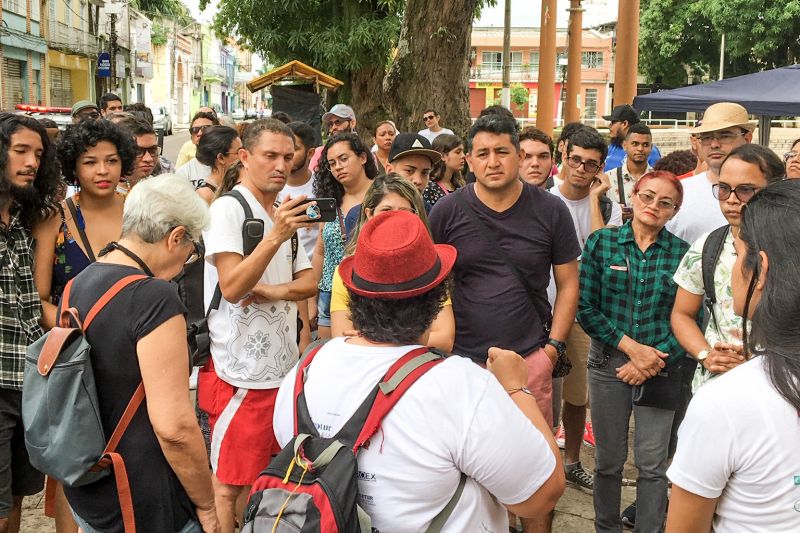 Para encerrar último dia de programações do Preamar Cabano no centro histórico de Belém, o Governo do Pará, por meio da Secretaria de Estado de Cultura (Secult), em parceria com a Universidade Federal do Pará, realizou um roteiro Geo-Turistico, na manhã deste domingo (12). A programação levou cerca de 300 a conhecer mais sobre o centro histórico de Belém, que completa 404 anos. <div class='credito_fotos'>Foto: ASCOM / SECULT   |   <a href='/midias/2020/originais/5855_2e679573-0151-b9ce-b173-ec98a031a4ae.jpg' download><i class='fa-solid fa-download'></i> Download</a></div>