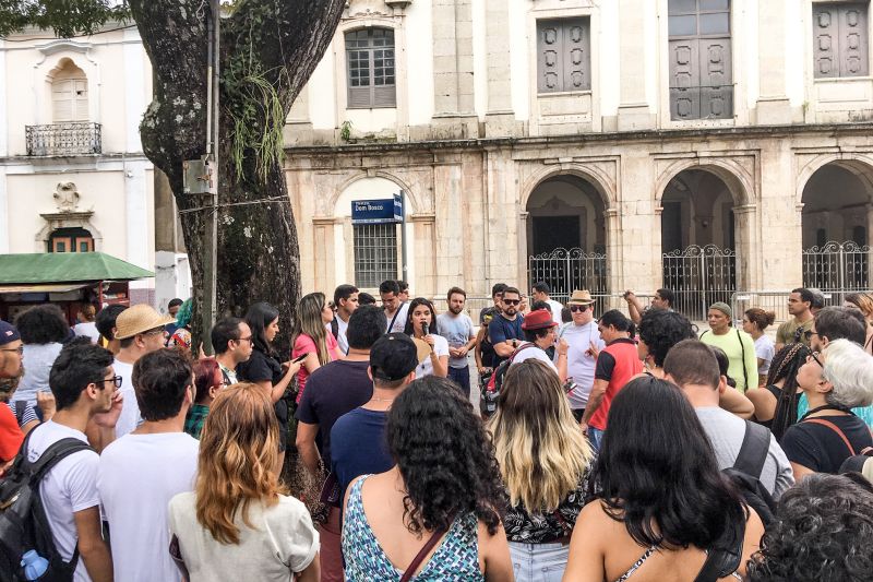 Para encerrar último dia de programações do Preamar Cabano no centro histórico de Belém, o Governo do Pará, por meio da Secretaria de Estado de Cultura (Secult), em parceria com a Universidade Federal do Pará, realizou um roteiro Geo-Turistico, na manhã deste domingo (12). A programação levou cerca de 300 a conhecer mais sobre o centro histórico de Belém, que completa 404 anos. <div class='credito_fotos'>Foto: ASCOM / SECULT   |   <a href='/midias/2020/originais/5855_47d4c56b-9d99-8cb2-080f-edffdacf4f46.jpg' download><i class='fa-solid fa-download'></i> Download</a></div>