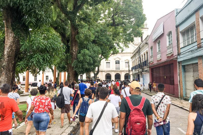 Para encerrar último dia de programações do Preamar Cabano no centro histórico de Belém, o Governo do Pará, por meio da Secretaria de Estado de Cultura (Secult), em parceria com a Universidade Federal do Pará, realizou um roteiro Geo-Turistico, na manhã deste domingo (12). A programação levou cerca de 300 a conhecer mais sobre o centro histórico de Belém, que completa 404 anos. <div class='credito_fotos'>Foto: ASCOM / SECULT   |   <a href='/midias/2020/originais/5855_7f5ea625-5cfa-8039-28fc-55980752a700.jpg' download><i class='fa-solid fa-download'></i> Download</a></div>