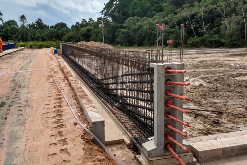 A Secretaria de Estado de Transportes (Setran) em ação conjunta com a Procuradora Geral do Estado (PGE) iniciou, nesta terça-feira (14), a notificação dos moradores da área de construção da ponte sobre o Meruú, na PA-151 em Iarapé Miri. São quatro moradores das áreas de desvios da ponte que, juntos, receberão mais de R$ 272 mil. Além deles, mais 53 pessoas da área de construção da ponte receberão o montante de R$ 423 mil em indenizações após a publicação do decreto de desapropriação da área. <div class='credito_fotos'>Foto: ASCOM SETRAN   |   <a href='/midias/2020/originais/5870_359d17e0-b9dc-243c-d1db-75b7d4f384f4.jpg' download><i class='fa-solid fa-download'></i> Download</a></div>