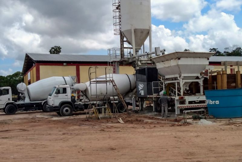 A Secretaria de Estado de Transportes (Setran) em ação conjunta com a Procuradora Geral do Estado (PGE) iniciou, nesta terça-feira (14), a notificação dos moradores da área de construção da ponte sobre o Meruú, na PA-151 em Iarapé Miri. São quatro moradores das áreas de desvios da ponte que, juntos, receberão mais de R$ 272 mil. Além deles, mais 53 pessoas da área de construção da ponte receberão o montante de R$ 423 mil em indenizações após a publicação do decreto de desapropriação da área. <div class='credito_fotos'>Foto: ASCOM SETRAN   |   <a href='/midias/2020/originais/5870_e1eca0cb-1c25-f4b7-d7f4-b9553634837b.jpg' download><i class='fa-solid fa-download'></i> Download</a></div>