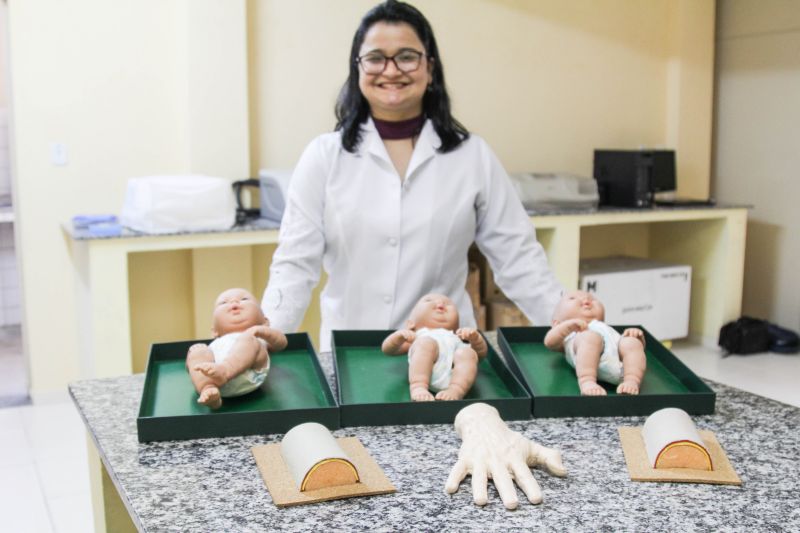 Uma pesquisa inédita desenvolvida na Universidade do Estado do Pará (Uepa) usa simuladores para facilitar o ensino dos alunos do curso de Medicina, na área cirúrgica. A execução de procedimentos médicos por meio de bonecos, simuladores e modelos de treinamento funciona como recurso de ensino-aprendizagem da área médica, segundo a Associação Brasileira de Medicina (ABM). O material produzido na Uepa se diferencia pelo fato de os simuladores serem adaptados para a realização de procedimentos cirúrgicos. Por fora, parecem modelos comuns, mas internamente possuem equipamentos capazes de simular anomalias e malformações, e os procedimentos corretos em cada caso. <div class='credito_fotos'>Foto: Daniel Leite Jr / Ascom UEPA   |   <a href='/midias/2020/originais/5871_9a8f6ede-bb37-22d3-1bdd-951bae2ff97a.jpg' download><i class='fa-solid fa-download'></i> Download</a></div>