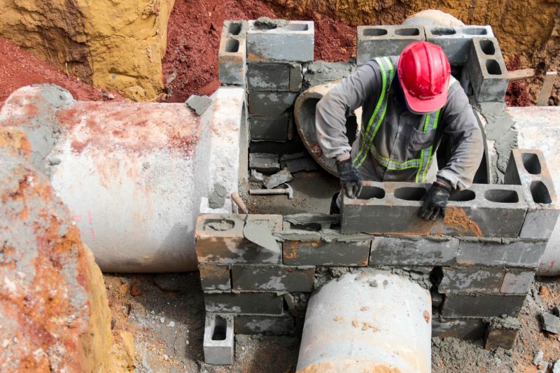 As obras de duplicação da rodovia do Tapanã e rua Yamada, em Belém, executadas pelo Governo do Pará por meio do Núcleo de Gerenciamento de Transporte Metropolitano (NGTM), seguem em ritmo intenso ao longo de 9 KMs. Na rodovia do Tapanã, por exemplo, serviços de drenagem e terraplenagem já ocorrem no trecho final, entre a rua da Piçarreira e a rodovia Arthur Bernardes. <div class='credito_fotos'>Foto: Pedro Guerreiro / Ag. Pará   |   <a href='/midias/2020/originais/5872_02858b02-f7f2-ccf9-f9b4-4a2a386dc10f.jpg' download><i class='fa-solid fa-download'></i> Download</a></div>