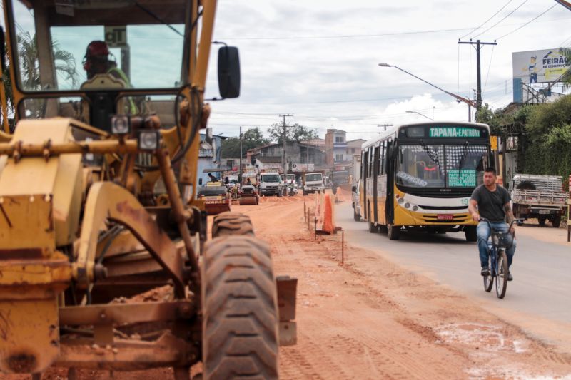 As obras de duplicação da rodovia do Tapanã e rua Yamada, em Belém, executadas pelo Governo do Pará por meio do Núcleo de Gerenciamento de Transporte Metropolitano (NGTM), seguem em ritmo intenso ao longo de 9 KMs. Na rodovia do Tapanã, por exemplo, serviços de drenagem e terraplenagem já ocorrem no trecho final, entre a rua da Piçarreira e a rodovia Arthur Bernardes. <div class='credito_fotos'>Foto: Pedro Guerreiro / Ag. Pará   |   <a href='/midias/2020/originais/5872_274923d2-3a26-e334-0647-e842a78281d2.jpg' download><i class='fa-solid fa-download'></i> Download</a></div>