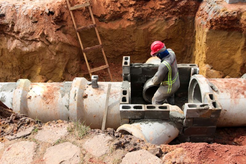 As obras de duplicação da rodovia do Tapanã e rua Yamada, em Belém, executadas pelo Governo do Pará por meio do Núcleo de Gerenciamento de Transporte Metropolitano (NGTM), seguem em ritmo intenso ao longo de 9 KMs. Na rodovia do Tapanã, por exemplo, serviços de drenagem e terraplenagem já ocorrem no trecho final, entre a rua da Piçarreira e a rodovia Arthur Bernardes. <div class='credito_fotos'>Foto: Pedro Guerreiro / Ag. Pará   |   <a href='/midias/2020/originais/5872_40ae373f-879a-564a-c5e6-e2cea1895dd1.jpg' download><i class='fa-solid fa-download'></i> Download</a></div>