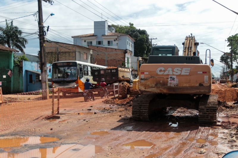 As obras de duplicação da rodovia do Tapanã e rua Yamada, em Belém, executadas pelo Governo do Pará por meio do Núcleo de Gerenciamento de Transporte Metropolitano (NGTM), seguem em ritmo intenso ao longo de 9 KMs. Na rodovia do Tapanã, por exemplo, serviços de drenagem e terraplenagem já ocorrem no trecho final, entre a rua da Piçarreira e a rodovia Arthur Bernardes. <div class='credito_fotos'>Foto: Pedro Guerreiro / Ag. Pará   |   <a href='/midias/2020/originais/5872_4a0a69fd-0db7-a07f-2b61-400914cc59ae.jpg' download><i class='fa-solid fa-download'></i> Download</a></div>