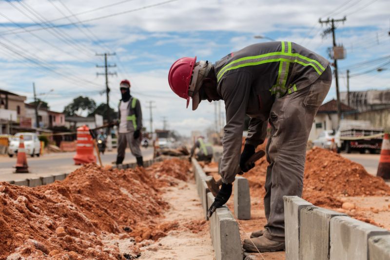 As obras de duplicação da rodovia do Tapanã e rua Yamada, em Belém, executadas pelo Governo do Pará por meio do Núcleo de Gerenciamento de Transporte Metropolitano (NGTM), seguem em ritmo intenso ao longo de 9 KMs. Na rodovia do Tapanã, por exemplo, serviços de drenagem e terraplenagem já ocorrem no trecho final, entre a rua da Piçarreira e a rodovia Arthur Bernardes. <div class='credito_fotos'>Foto: Pedro Guerreiro / Ag. Pará   |   <a href='/midias/2020/originais/5872_51952205-0d23-1c7d-f0bb-8d75ba46c758.jpg' download><i class='fa-solid fa-download'></i> Download</a></div>