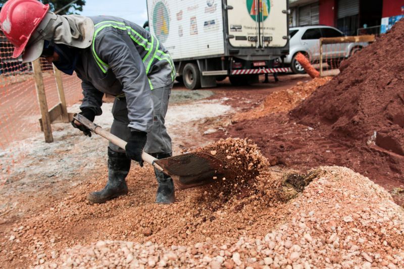 As obras de duplicação da rodovia do Tapanã e rua Yamada, em Belém, executadas pelo Governo do Pará por meio do Núcleo de Gerenciamento de Transporte Metropolitano (NGTM), seguem em ritmo intenso ao longo de 9 KMs. Na rodovia do Tapanã, por exemplo, serviços de drenagem e terraplenagem já ocorrem no trecho final, entre a rua da Piçarreira e a rodovia Arthur Bernardes. <div class='credito_fotos'>Foto: Pedro Guerreiro / Ag. Pará   |   <a href='/midias/2020/originais/5872_63da0c7a-75bf-0d92-fa57-4596f9c61da5.jpg' download><i class='fa-solid fa-download'></i> Download</a></div>