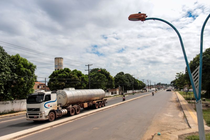 As obras de duplicação da rodovia do Tapanã e rua Yamada, em Belém, executadas pelo Governo do Pará por meio do Núcleo de Gerenciamento de Transporte Metropolitano (NGTM), seguem em ritmo intenso ao longo de 9 KMs. Na rodovia do Tapanã, por exemplo, serviços de drenagem e terraplenagem já ocorrem no trecho final, entre a rua da Piçarreira e a rodovia Arthur Bernardes. <div class='credito_fotos'>Foto: Pedro Guerreiro / Ag. Pará   |   <a href='/midias/2020/originais/5872_77ed5c8f-bfdb-1e72-7115-7cba5ebb2066.jpg' download><i class='fa-solid fa-download'></i> Download</a></div>