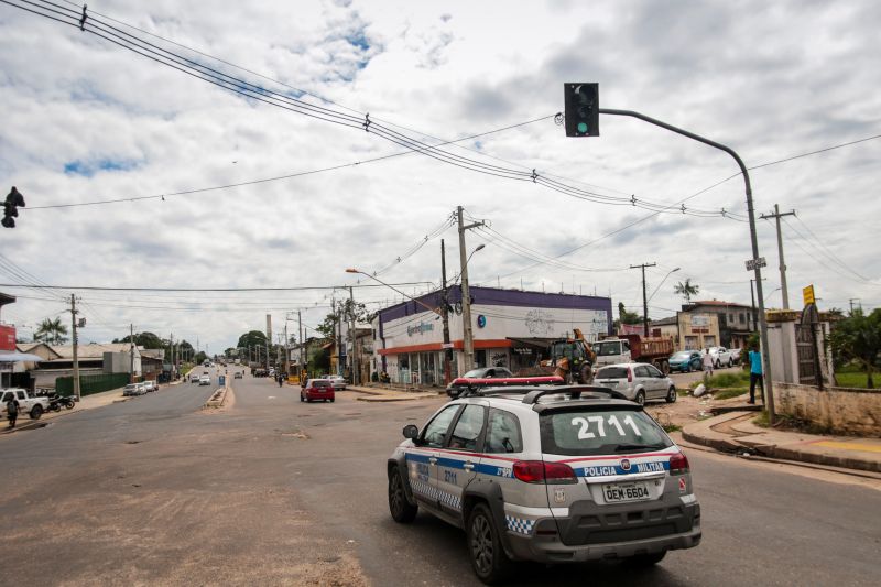 As obras de duplicação da rodovia do Tapanã e rua Yamada, em Belém, executadas pelo Governo do Pará por meio do Núcleo de Gerenciamento de Transporte Metropolitano (NGTM), seguem em ritmo intenso ao longo de 9 KMs. Na rodovia do Tapanã, por exemplo, serviços de drenagem e terraplenagem já ocorrem no trecho final, entre a rua da Piçarreira e a rodovia Arthur Bernardes. <div class='credito_fotos'>Foto: Pedro Guerreiro / Ag. Pará   |   <a href='/midias/2020/originais/5872_7f06884d-ff78-5448-b7b9-08dd54cac0f4.jpg' download><i class='fa-solid fa-download'></i> Download</a></div>