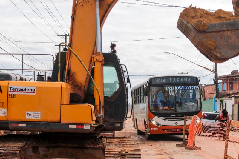 As obras de duplicação da rodovia do Tapanã e rua Yamada, em Belém, executadas pelo Governo do Pará por meio do Núcleo de Gerenciamento de Transporte Metropolitano (NGTM), seguem em ritmo intenso ao longo de 9 KMs. Na rodovia do Tapanã, por exemplo, serviços de drenagem e terraplenagem já ocorrem no trecho final, entre a rua da Piçarreira e a rodovia Arthur Bernardes. <div class='credito_fotos'>Foto: Pedro Guerreiro / Ag. Pará   |   <a href='/midias/2020/originais/5872_8b6bdc20-b9a3-afb1-9bdd-c23acab4aa47.jpg' download><i class='fa-solid fa-download'></i> Download</a></div>