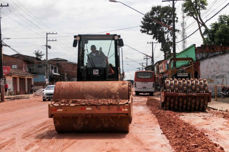 As obras de duplicação da rodovia do Tapanã e rua Yamada, em Belém, executadas pelo Governo do Pará por meio do Núcleo de Gerenciamento de Transporte Metropolitano (NGTM), seguem em ritmo intenso ao longo de 9 KMs. Na rodovia do Tapanã, por exemplo, serviços de drenagem e terraplenagem já ocorrem no trecho final, entre a rua da Piçarreira e a rodovia Arthur Bernardes. <div class='credito_fotos'>Foto: Pedro Guerreiro / Ag. Pará   |   <a href='/midias/2020/originais/5872_a41feaad-4de6-92d6-62e4-86661dd2745a.jpg' download><i class='fa-solid fa-download'></i> Download</a></div>