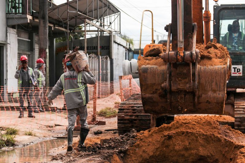 As obras de duplicação da rodovia do Tapanã e rua Yamada, em Belém, executadas pelo Governo do Pará por meio do Núcleo de Gerenciamento de Transporte Metropolitano (NGTM), seguem em ritmo intenso ao longo de 9 KMs. Na rodovia do Tapanã, por exemplo, serviços de drenagem e terraplenagem já ocorrem no trecho final, entre a rua da Piçarreira e a rodovia Arthur Bernardes. <div class='credito_fotos'>Foto: Pedro Guerreiro / Ag. Pará   |   <a href='/midias/2020/originais/5872_ad990035-b909-da25-f557-b7b3c32780fd.jpg' download><i class='fa-solid fa-download'></i> Download</a></div>