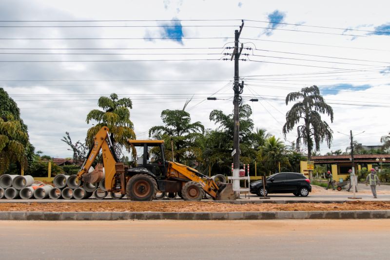 As obras de duplicação da rodovia do Tapanã e rua Yamada, em Belém, executadas pelo Governo do Pará por meio do Núcleo de Gerenciamento de Transporte Metropolitano (NGTM), seguem em ritmo intenso ao longo de 9 KMs. Na rodovia do Tapanã, por exemplo, serviços de drenagem e terraplenagem já ocorrem no trecho final, entre a rua da Piçarreira e a rodovia Arthur Bernardes. <div class='credito_fotos'>Foto: Pedro Guerreiro / Ag. Pará   |   <a href='/midias/2020/originais/5872_af3f4404-8c91-7bba-62e2-87790209ffb0.jpg' download><i class='fa-solid fa-download'></i> Download</a></div>