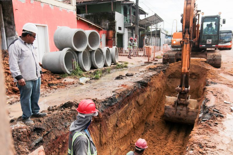 As obras de duplicação da rodovia do Tapanã e rua Yamada, em Belém, executadas pelo Governo do Pará por meio do Núcleo de Gerenciamento de Transporte Metropolitano (NGTM), seguem em ritmo intenso ao longo de 9 KMs. Na rodovia do Tapanã, por exemplo, serviços de drenagem e terraplenagem já ocorrem no trecho final, entre a rua da Piçarreira e a rodovia Arthur Bernardes. <div class='credito_fotos'>Foto: Pedro Guerreiro / Ag. Pará   |   <a href='/midias/2020/originais/5872_b3fce16e-6552-707b-f111-689f4e57046e.jpg' download><i class='fa-solid fa-download'></i> Download</a></div>